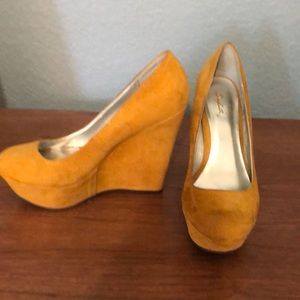 Size 6 platform heels. Color is sort of a mustard.